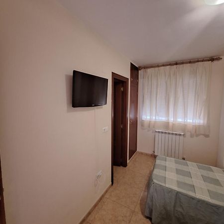 Готель Hostal Pension - La Rotonda Tardienta Екстер'єр фото