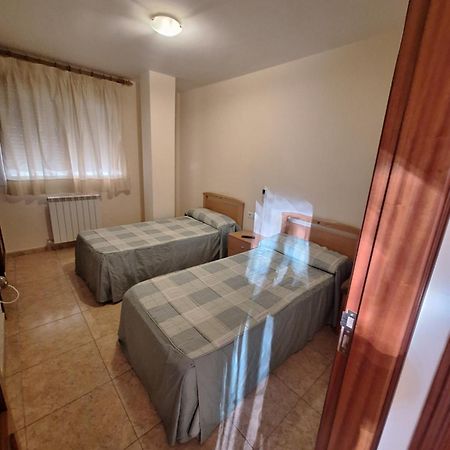 Готель Hostal Pension - La Rotonda Tardienta Екстер'єр фото