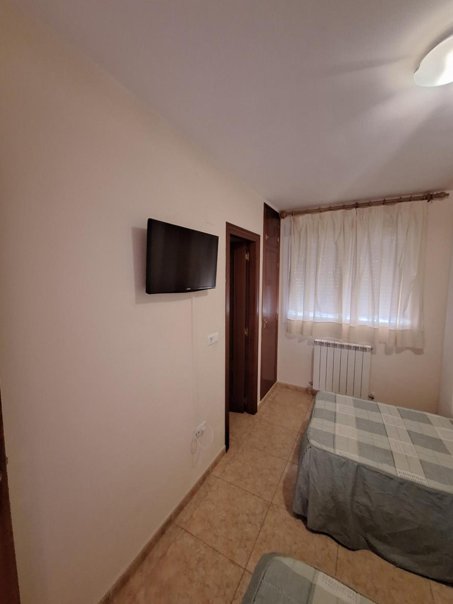 Готель Hostal Pension - La Rotonda Tardienta Екстер'єр фото