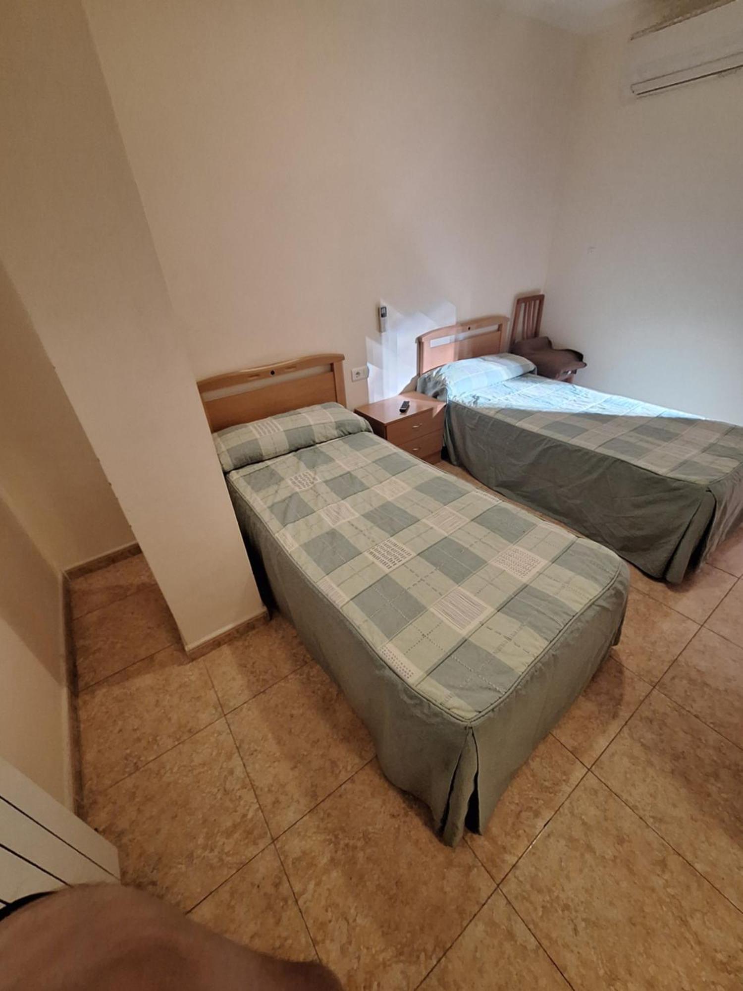 Готель Hostal Pension - La Rotonda Tardienta Екстер'єр фото