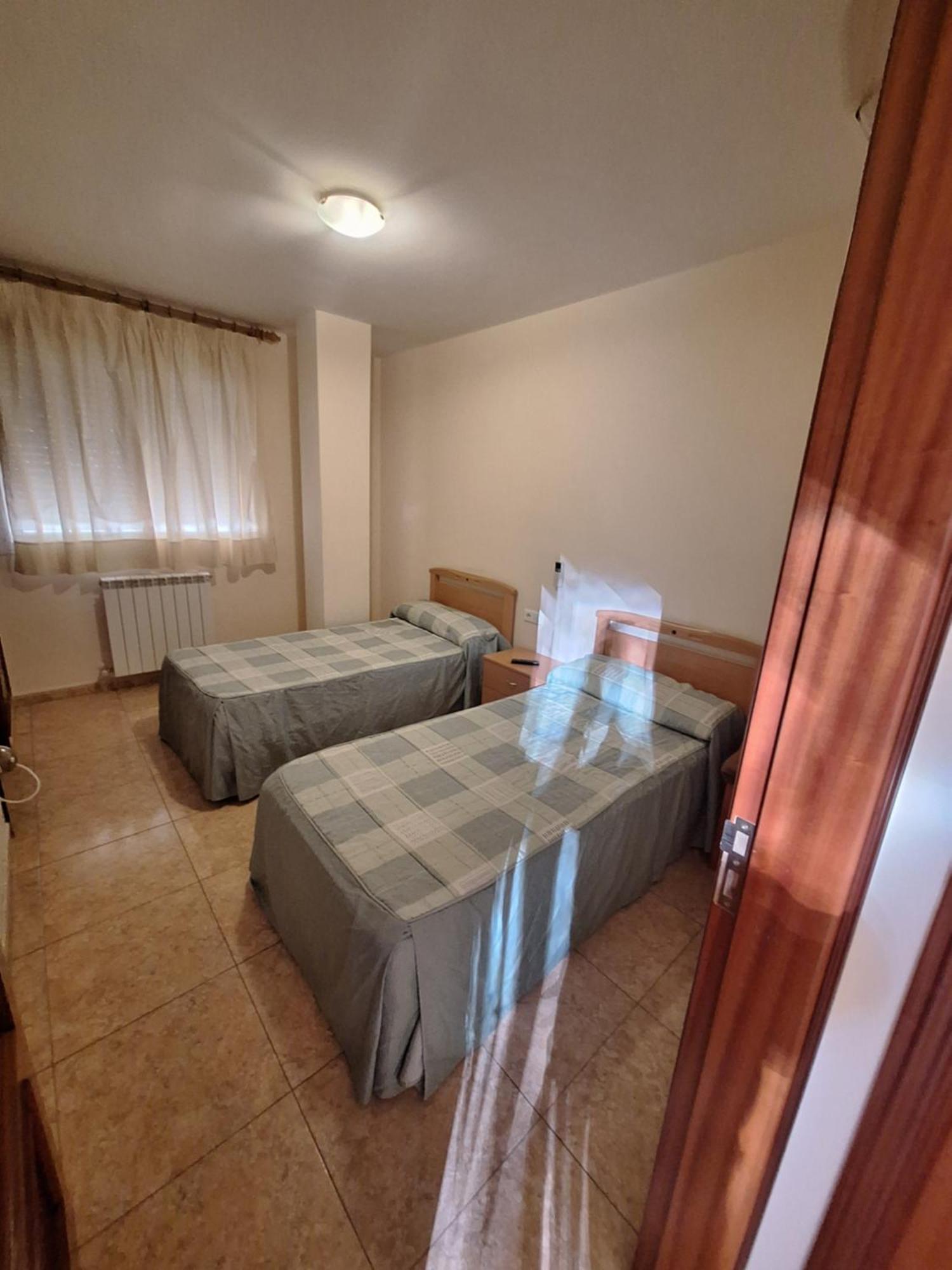 Готель Hostal Pension - La Rotonda Tardienta Екстер'єр фото