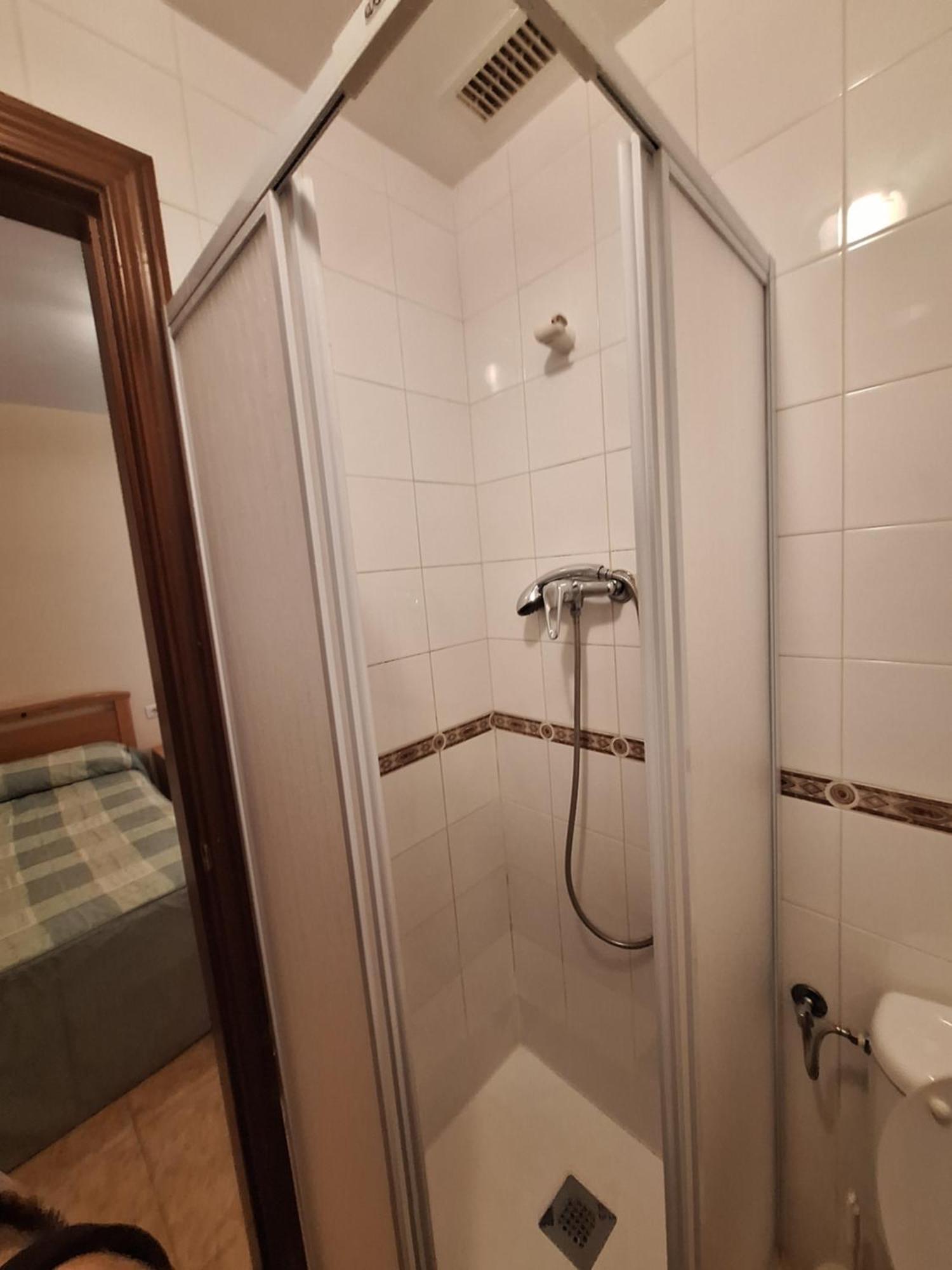 Готель Hostal Pension - La Rotonda Tardienta Екстер'єр фото